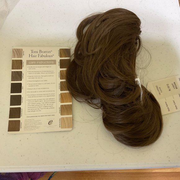 Toni Brattain Hair Fashion Hair Fabulous #104 Layered Flip HF Light Brown New - Picture 5 of 6